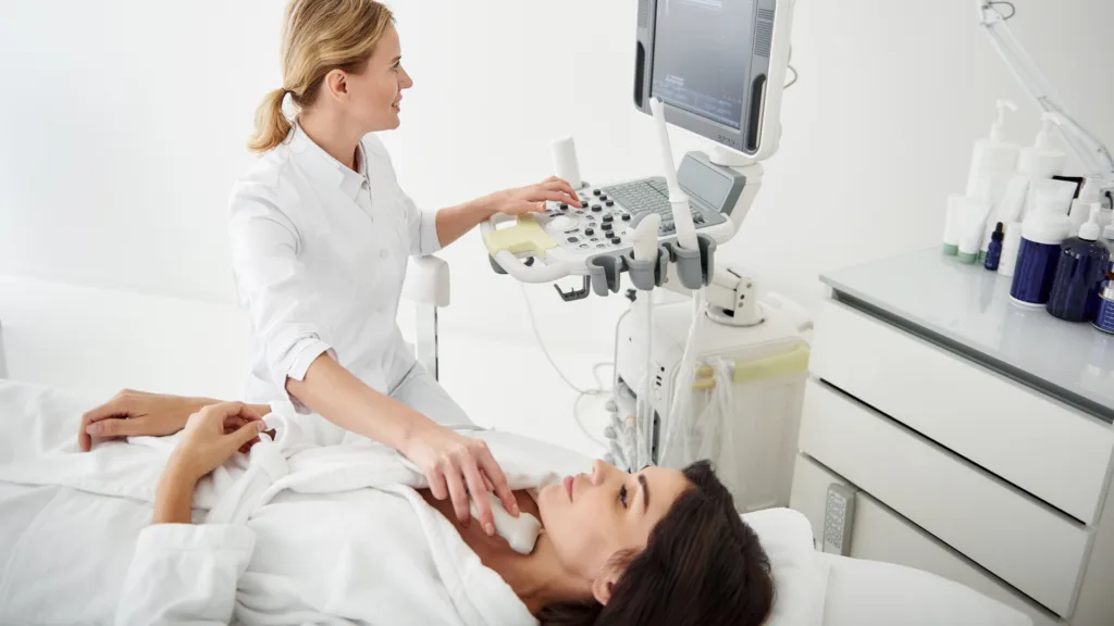 Ved forstørret skjoldbruskkjertel eller følbare knuter anbefales ultralydundersøkelse av skjoldbruskkjertelen.