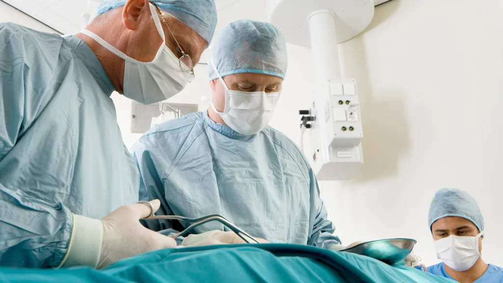 Høyt stoffskifte behandles med en av tre ulike metoder; medikamenter, radiojodbehandling eller kirurgi.